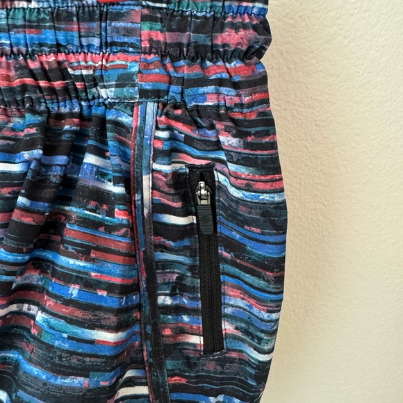 • Lululemon • NWOT Women’s 4” tracker short size 6 - Picture 4 of 12